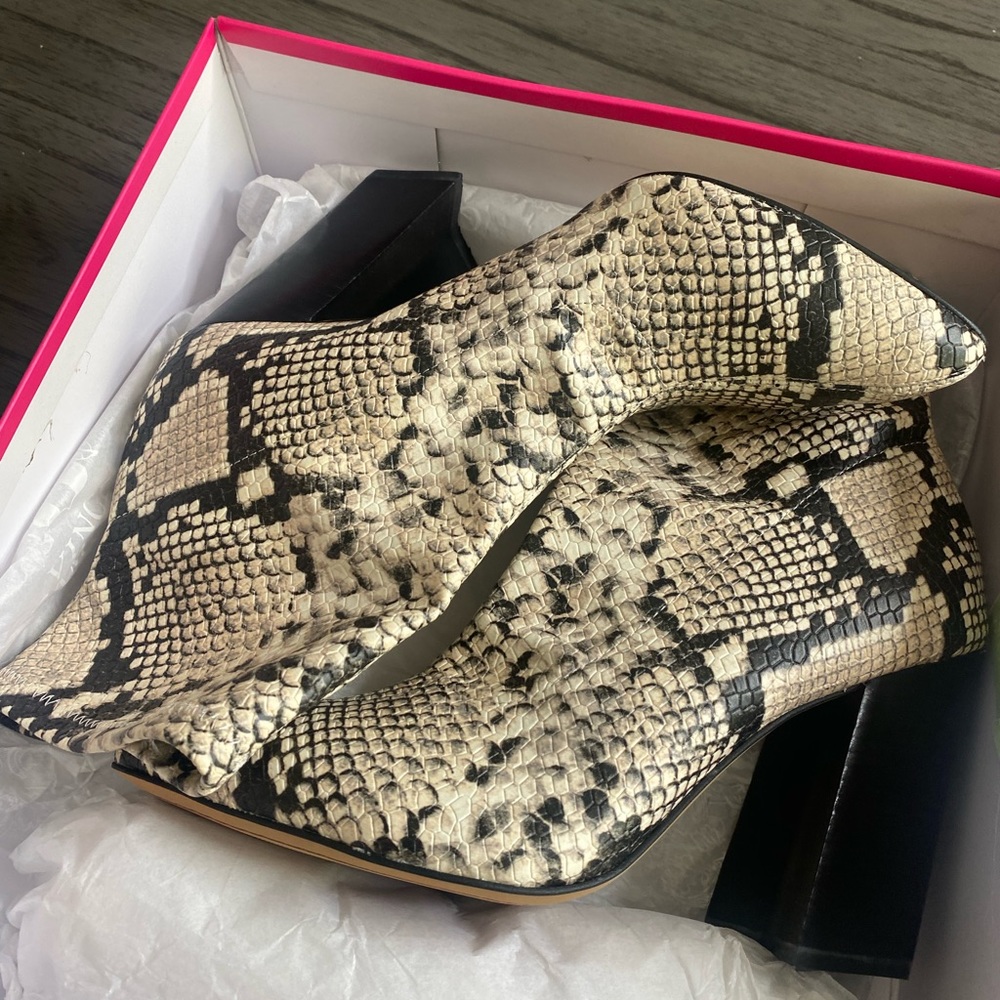 Vince Camuto size 8 women’s snake skin